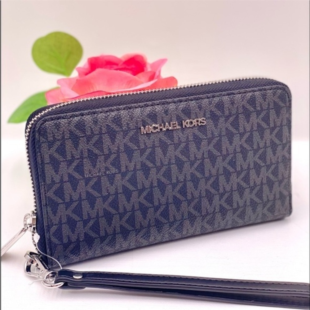 Michael Kors Jet Set Travel Wallet
Phone Case